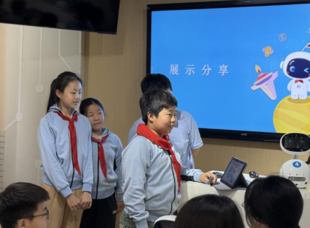 学生们则需求自主判断其是否契合自己的需求并进一步提出修改 学生们则需求自主判断其是否契合自己的需求并进一步提出修改