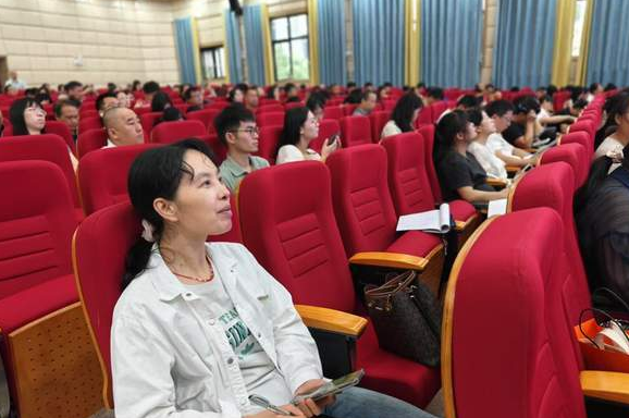 教师们则在专属课堂上快速把握从备课技巧到班级办理的实战秘籍